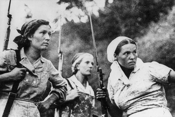 Три советские женщины-партизанки, 1943 г.
