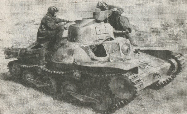 Советские танкисты осматривают трофейный японский танк «Ха-Го», захваченный в июльских боях