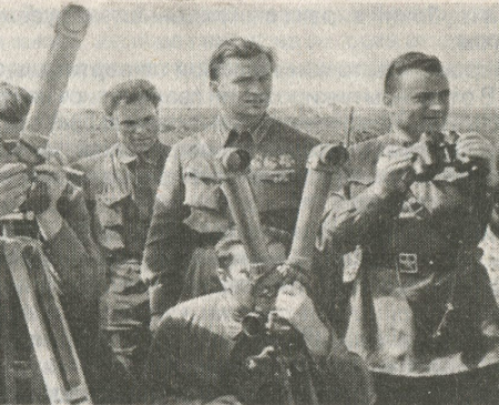 Дважды Герой Советского Союза Г. П. Кравченко (крайний справа) год спустя на Халхин-Голе