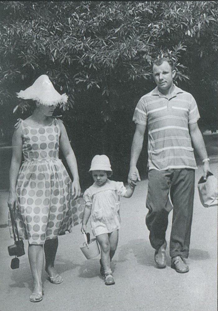 Юрий Гагарин с супругой Валентиной и дочерью Галей на семейном отдыхе