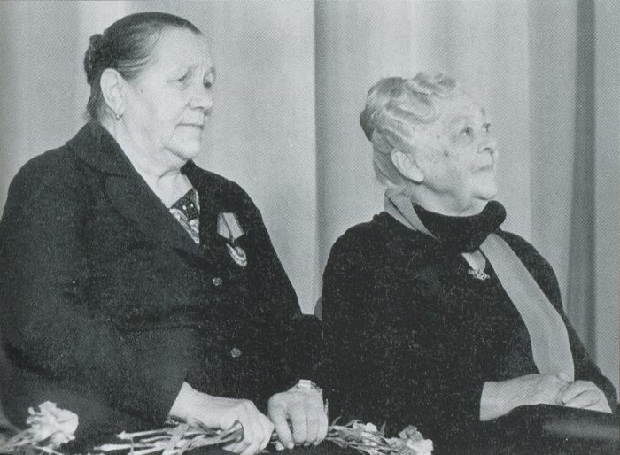 Две матери Анна Тимофеевна Гагарина и Мария Николаевна Королёва на премьере фильма Две матери в кинотеатре Ударник. 29 октября 1979 г.