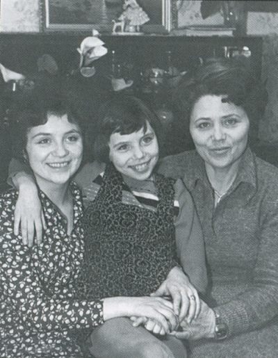 Марина Лаврентьевна с дочерьми Наташей и Оксаной