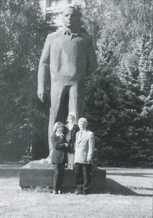 С женой Галиной и дочерью Инной на фоне памятника Ю.А. Гагарину