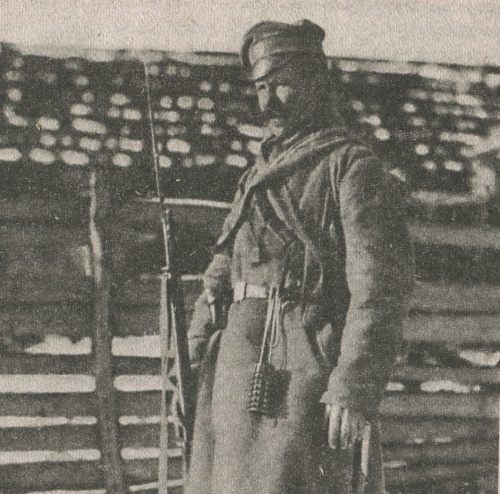 Русский солдат, вооружённый германской ручной бомбочкой