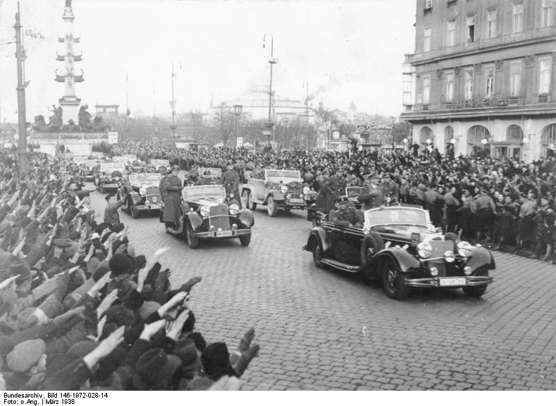 Жители Вены приветствуют германские войска