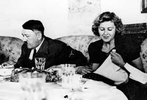 Гитлер и Ева Браун за обедом