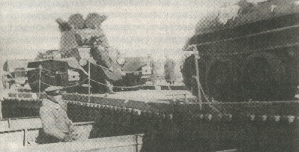 Танки БТ-7 переправляются на восточный берег Халхин-Гола