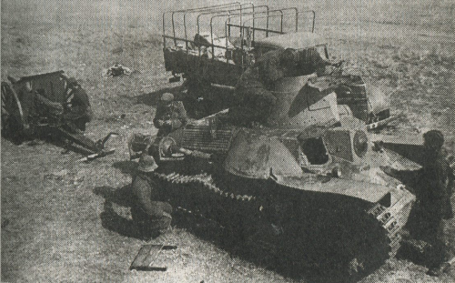 Советские танкисты осматривают трофейный японский танк «Ха-Го»