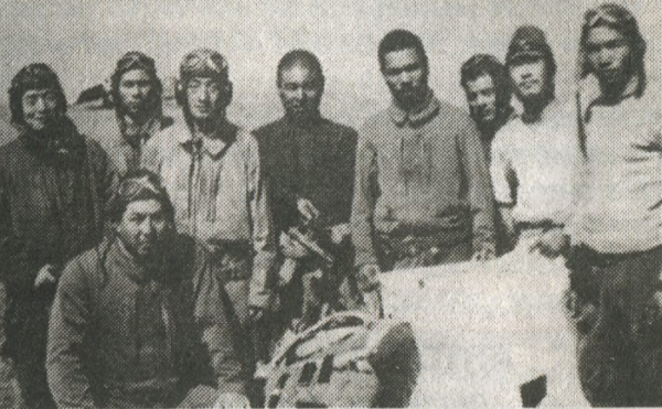 Японские летчики демонстрируют свои трофеи — парашют и пистолет ТТ погибшего советского пило­та. Как минимум трое из них, в том числе и лучший японский ас на Халхин-Голе Хиромичи Синохара (крайний справа), вскоре сами не вернутся из боя.