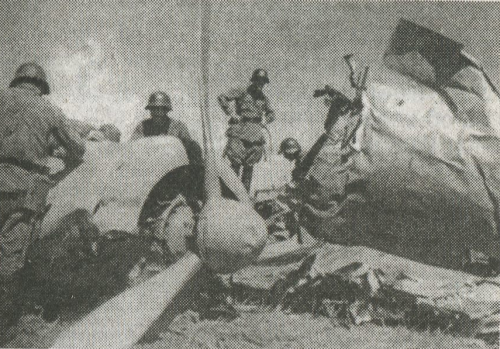Красноармейцы осматривают обломки сбитого японского самолета