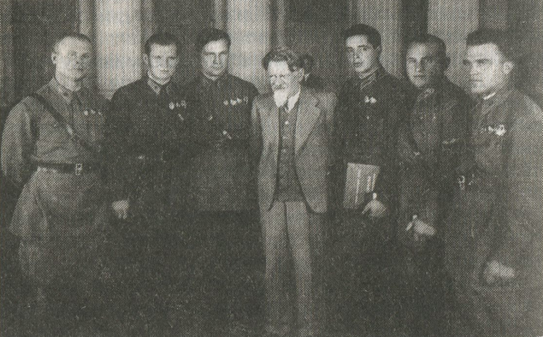 Вместе с М. И. Калининым после вручения Золотой Звезды Героя Советского Союза (А. Д. Якименко — второй справа)