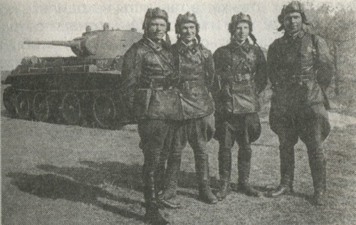 Советские танкисты, представленные к званию Героев Советского Союза за бои на Халхин-Голе. Второй слева — А. В Котцов, первый справа — В. А. Концов