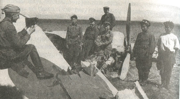 На обломках сбитого японского бомбардировщика Кі-21