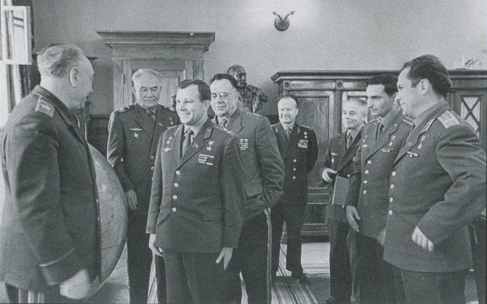 Юрий Гагарин, Павел Попович и Валерий Быковский с высшим военным командованием Вооружённых сил СССР