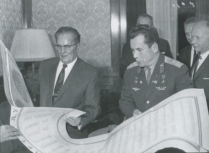 Павел Попович демонстрирует карту Луны президенту Югославии Йосифу Б. Тито