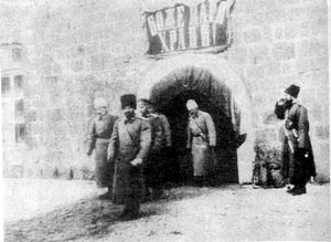 Карс. 1 декабря 1914 года. Император Николай II обходит помещение крепостного гарнизона