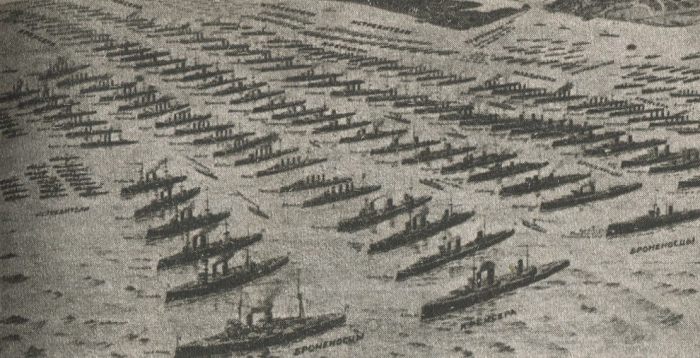 Английский флот (24 дредноута, 35 броненосцев, 18 броненосных крейсеров и свыше 100 других судов) на королевском смотре в Спитхеде летом 1914 года