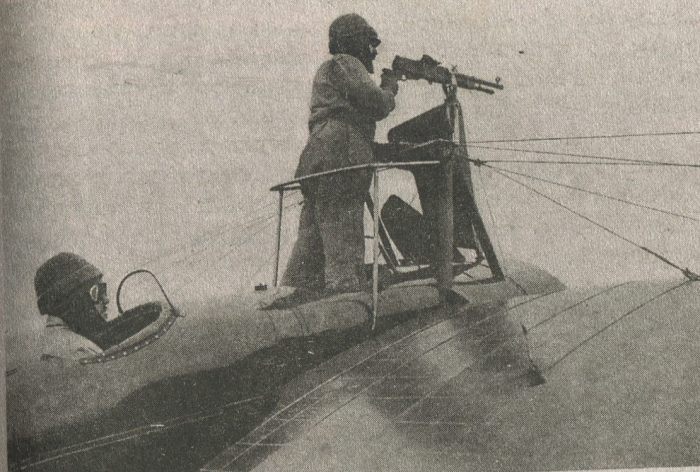 Немецкий лётчик, вооружённый пулемётом