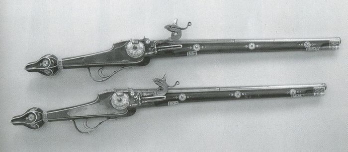 Седельные пистолеты (пара) с колесными замками. Германия, 1610 г. Сталь, бронза, дерево, рог, инкрустация, гравировка. ГИМ.
