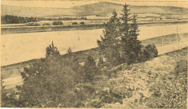 Фото 4. Река Кута близ устья; вдали постройки солеваренного завода (снимок 1945 г.)