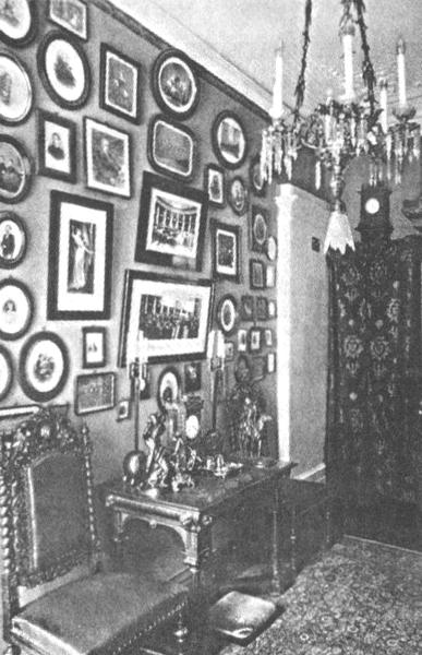 Картины в интерьере квартиры барона А.В. Икскюль фон Гильдебранта. Фото 1915 г.