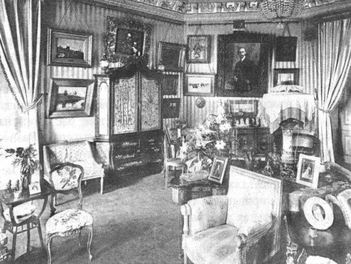 Гостиная в квартире директора Эрмитажа Д.И. Толстого. Фото около 1912 г.