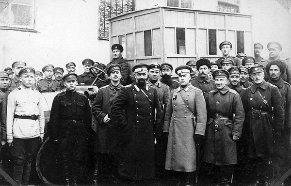 Генерал А.П. Кутепов в штабе пехотной дивизии в Свищове (Болгария), 1922 г. В первом ряду, крайний справа В.Х.Даватц