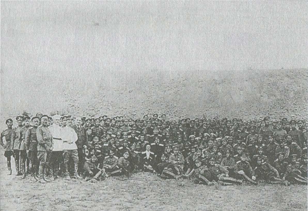 Генерал Врангель среди чинов 1-го кавалерийского полка в Велесе, 1924 г.