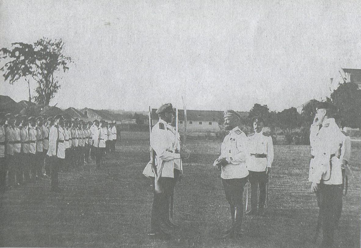 Генерал Кутепов инспектирует Николаевское кавалерийское училище
