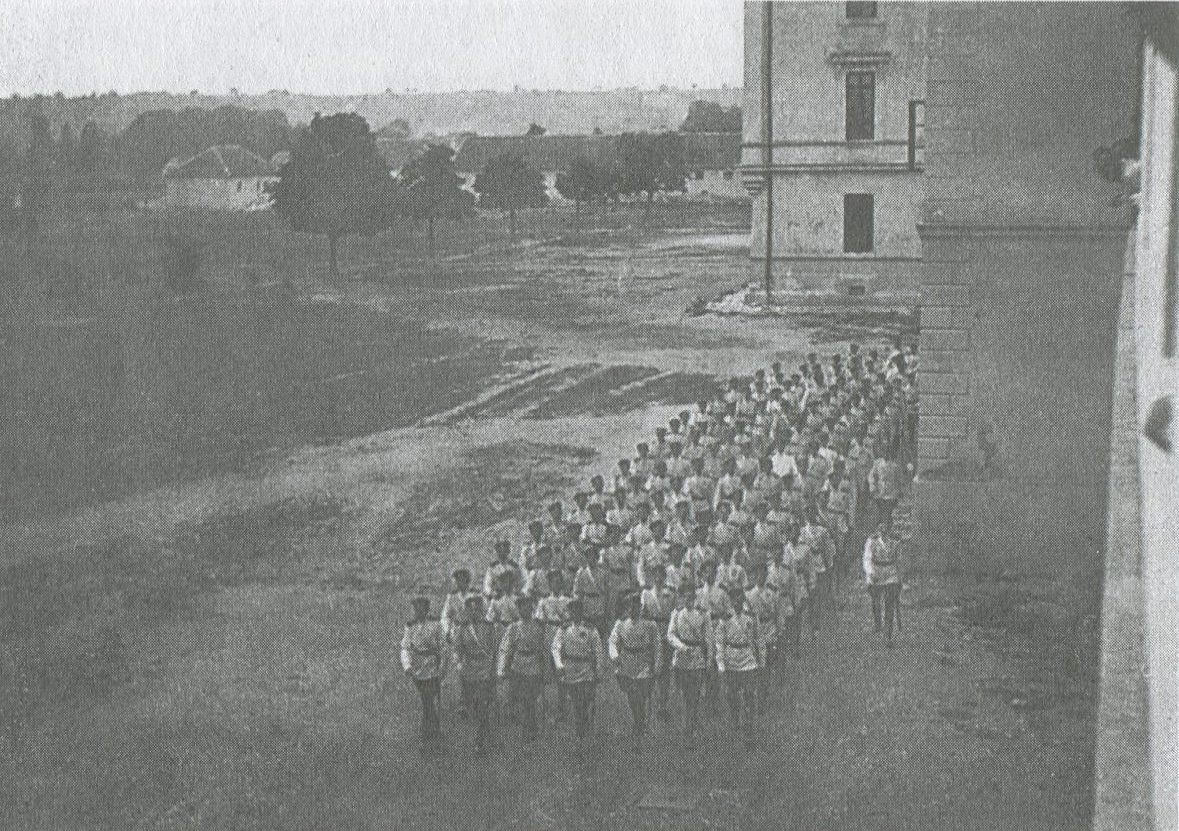 Эскадрон Николаевского кавалерийского училища идёт на занятия