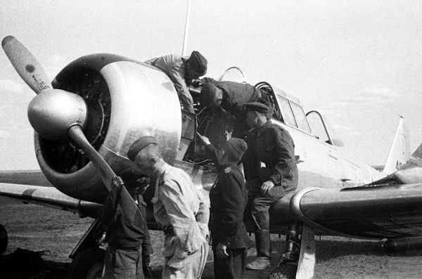 Механики за работой. Тренировочный самолет АТ-6 «Тексан» готовится к перелету из Якутска в запасной авиаполк, где переучивали советских пилотов на американскую авиационную технику.