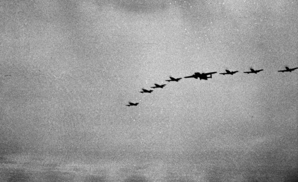 Прилетающие из США самолёты. На данном фото лидер – В-25, истребители – Р-63 «Кингкобра». 1944 г.