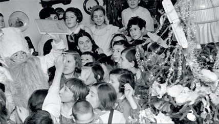 1937 г. Дед Мороз держит в руке «Курс истории ВКП(б)». Ученики 5-го класса школы №15 Октябрьского района Москвы радуются празднику