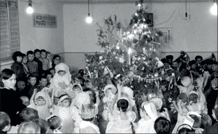 1945 г. Сталинград возрождается. Ученики младших классов городской школы №65 веселятся в актовом зале