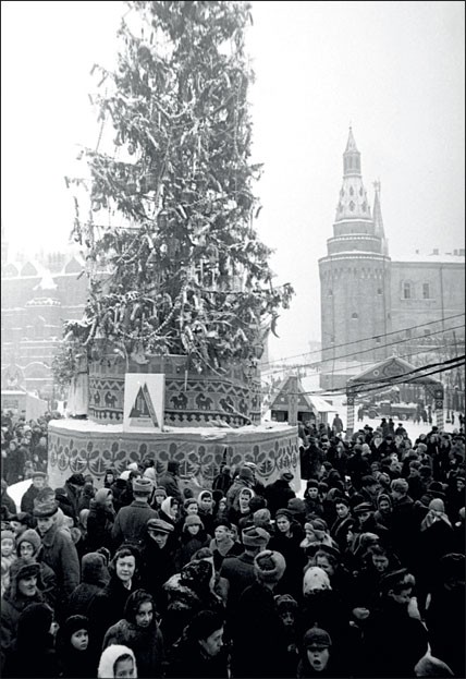 1946 г. Главная елка на Манежной площади. Снега выпало так много, что приходится увозить его грузовиками