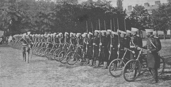 Строевая самокатная команда на параде под Белостоком. 1897-ой год.