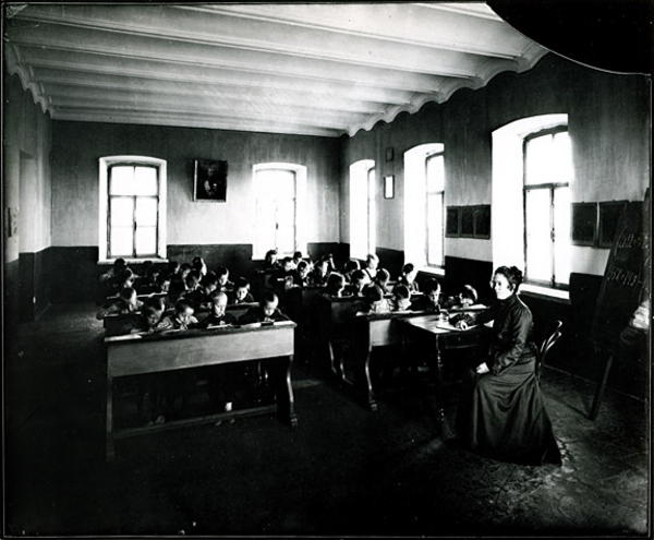 Занятия в одном из младших классов сельской школы начала века