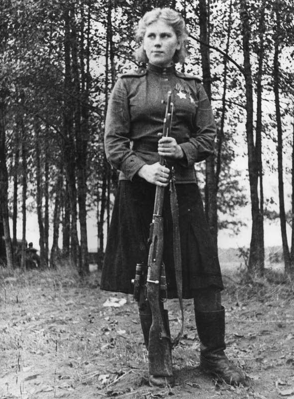 Снайпер Роза Шанина со своей винтовкой, 1944 г. (фотограф А.Н. Фридлянский)