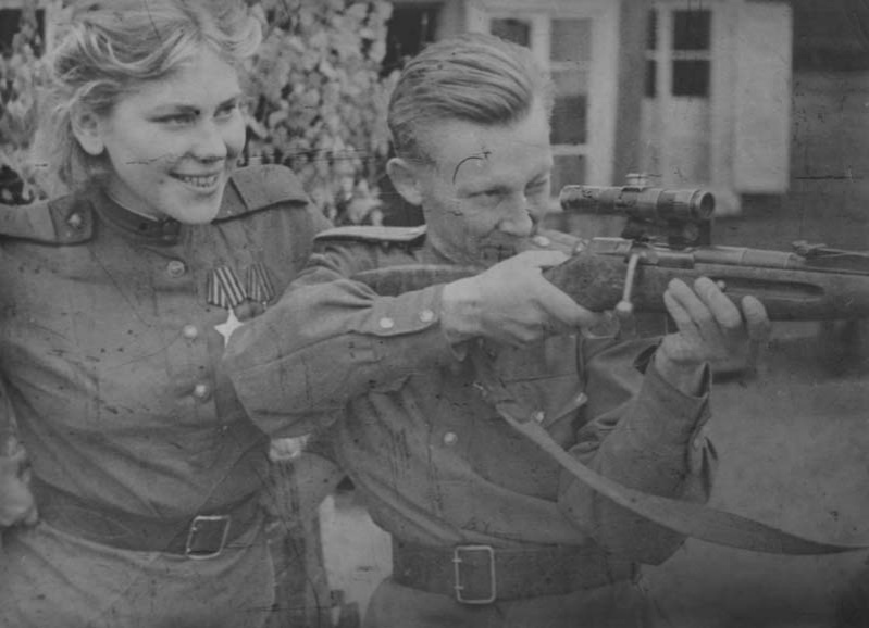 Снайпер Роза Шанина и ее командир А. Балаев, 1944 г. (фотограф А.Н. Фридлянский)