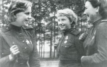 Боевые подруги, девушки-снайперы Роза Шанина, Александра Екимова и Лидия Баженова.