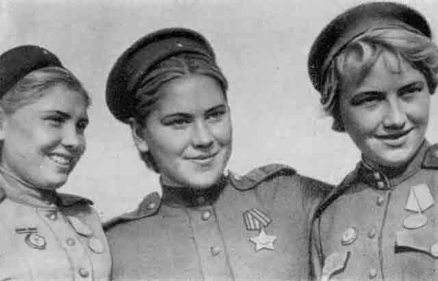 Саша Екимова, Роза Шанина, Лида Вдовина. Май, 1944 г.