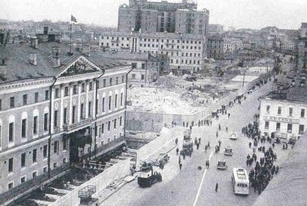 Подготовка к передвижке здания Моссовета. Фото 1930-е.