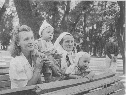 Украина 1947. Киевляне в парке