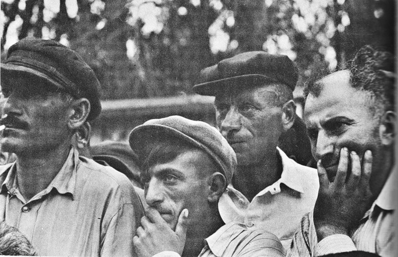 Грузия 1947. Зрители, наблюдающие за поединком