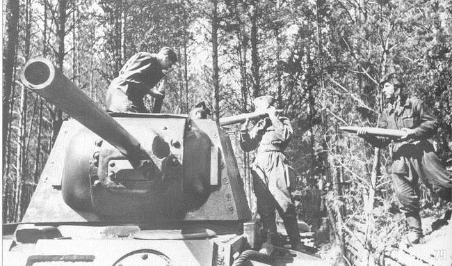 Загрузка боекомплекта в танк КВ. Лето 1942 г. Западный фронт