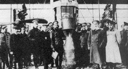 Илья Муромец (ИМ-2) с двигателями Р-БВЗ. В центре - 400-кг бомба. Игорь Сикорский - четвертый слева, М. В. Шидловский – второй справа