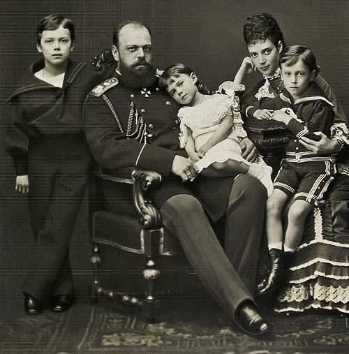 Император Александр III в кругу семьи