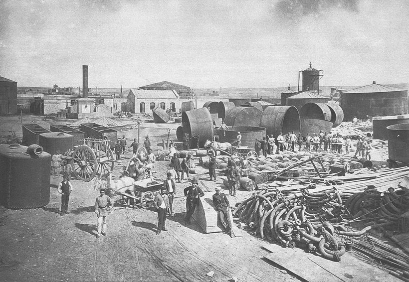 Чаны и мешалки строящегося нефтеперерабатывающего завода. Баку, 1888 г.