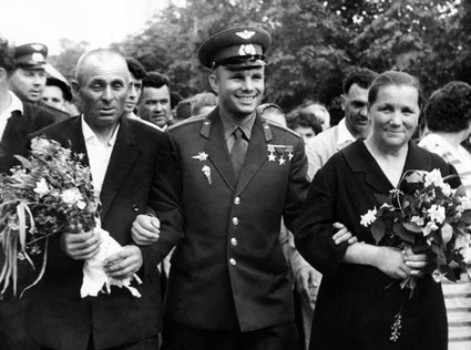 Юрий Гагарин с родителями. 17 июня 1961 года