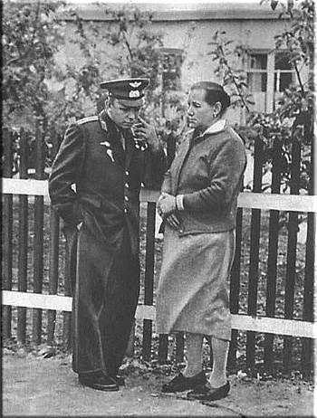 Юрий Гагарин и его мать Анна Тимофеевна